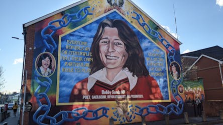 Tour a piedi combinato di Belfast eclettica e murales politici